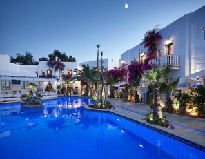 Piscine extérieure, parasols de plage, chaises longues