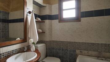Superior Triple Room | Bathroom | Deep-soaking bathtub, rainfall showerhead, hair dryer, towels