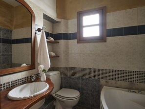 高级三人房 | 浴室 | 深泡浴缸、大花洒淋浴喷头、吹风机、毛巾