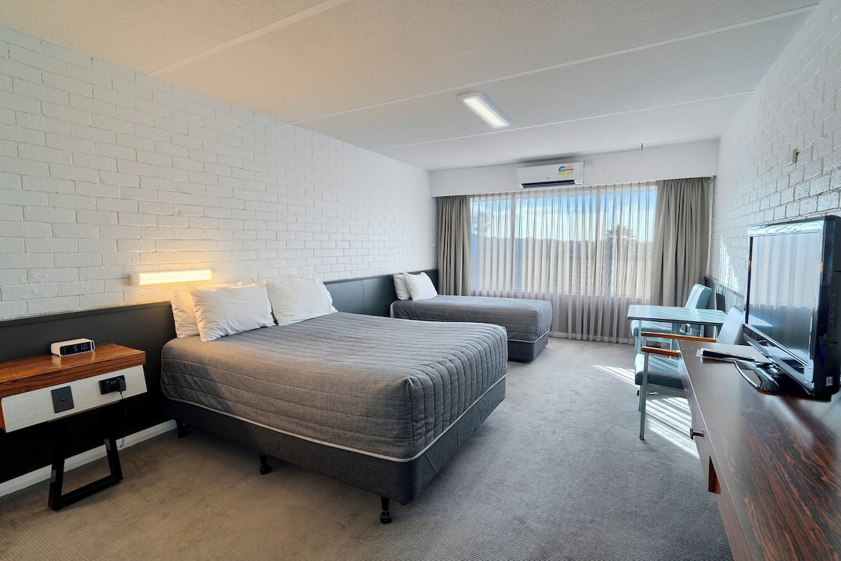 Espacio para trabajar con laptop, wifi gratis y ropa de cama