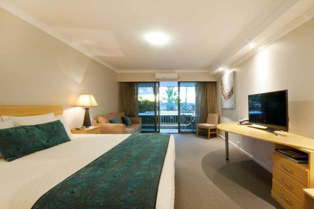 Laptop workspace, free WiFi, bed sheets