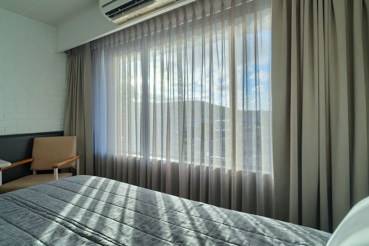 Espacio para trabajar con laptop, wifi gratis y ropa de cama