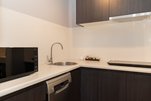 Eine moderne Küche mit Geschirrspüler, Spüle und eingebautem Backofen.