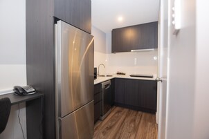 Laptopgeeigneter Arbeitsplatz, kostenloses WLAN, Bettwäsche