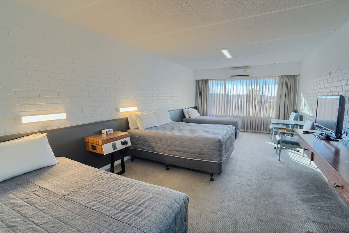 Espacio para trabajar con laptop, wifi gratis y ropa de cama