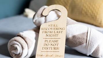 Ein Holzschild mit dem Hinweis, dass der Gast sich noch von der gestrigen Nacht erholt und nicht gestört werden sollte.