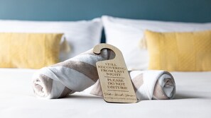 Chambre, 1 très grand lit (Private) | Surmatelas, rideaux occultants, Wi-Fi gratuit, draps fournis