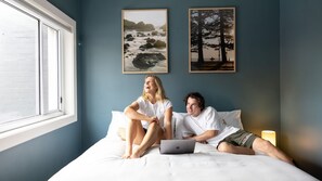 Private King Room | Pillowtop beds, blackout drapes, free WiFi, bed sheets - Stoke Beach House - Hostel (Manly)
