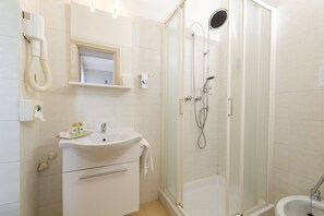Artículos de tocador gratuitos, secador de pelo, bidet, toallas
