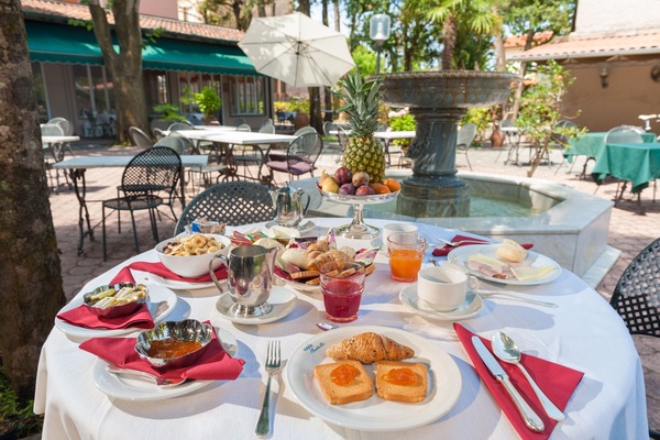 Daily buffet breakfast for a fee