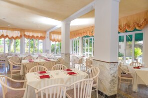 Dagelijks ontbijtbuffet (EUR 10 per persoon)