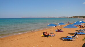 Gandules de platja, para-sols per a la platja i 3 bars a la platja 