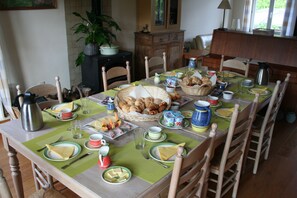 Petit-déjeuner buffet compris