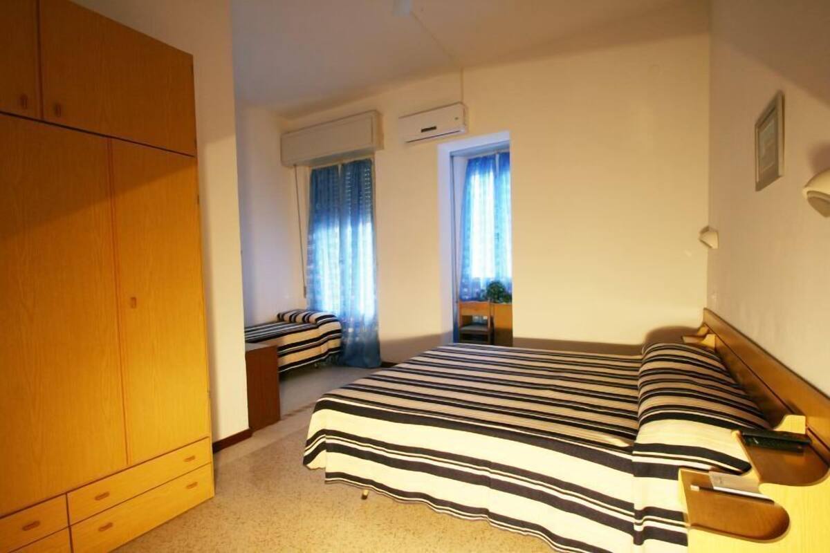 Standaard driepersoonskamer | Een bureau, babybedden, gratis wifi