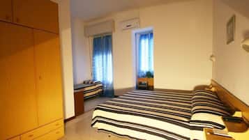 Quarto triplo Standard | Escrivaninha, berços (sobretaxa), Wi-Fi de cortesia