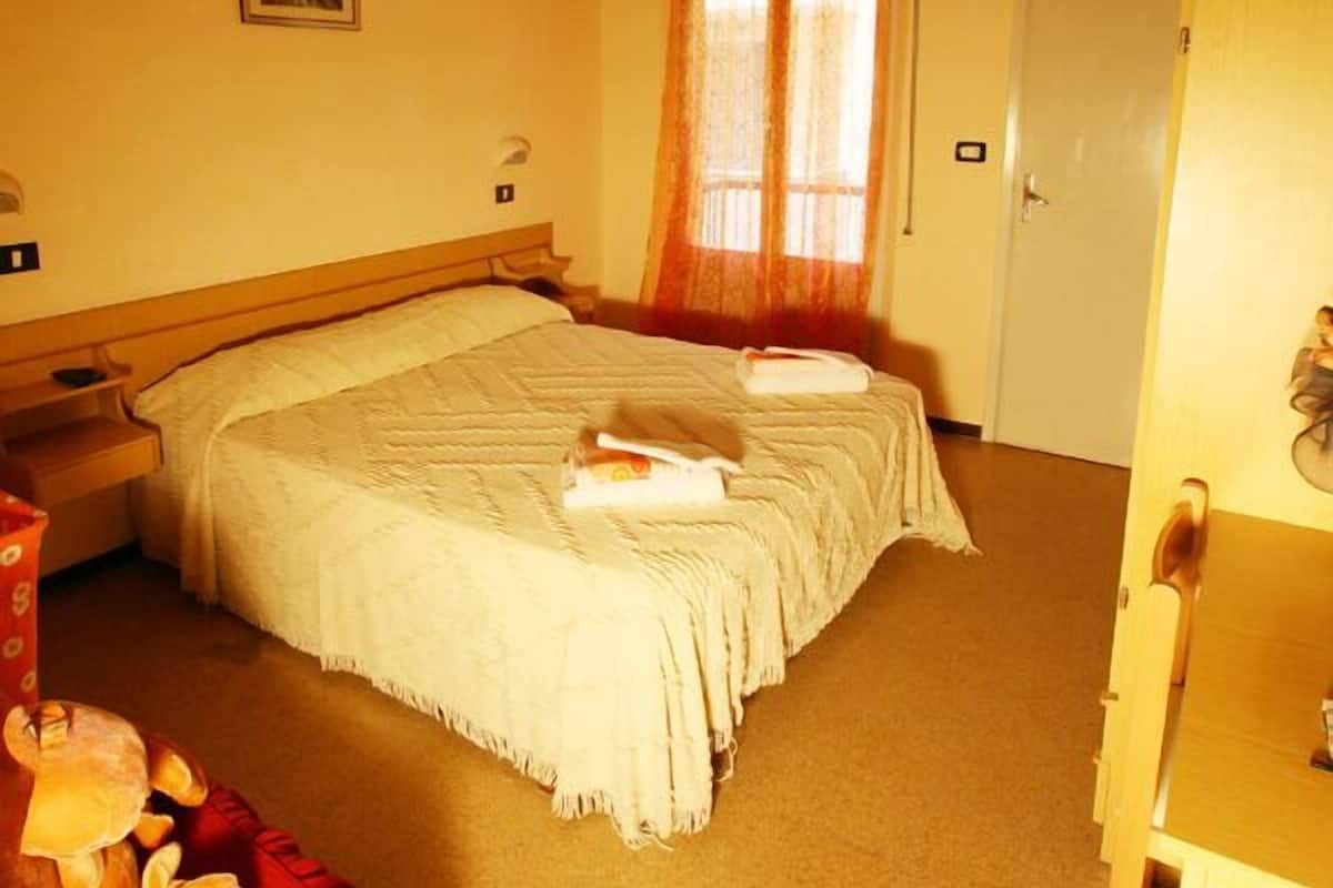 Standaard tweepersoonskamer | Een bureau, babybedden, gratis wifi