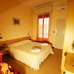 غرفة مزدوجة عادية | مكتب وأسرّة أطفال/رضّع وواي فاي مجانًا