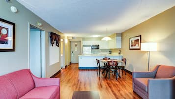 Suite, 1 Bedroom | Living area