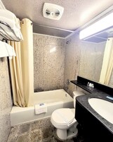 Bañera con ducha, toallas