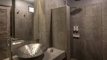 Douche, articles de toilette gratuits, serviettes fournies