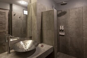 Ducha, artículos de higiene personal gratuitos y toallas