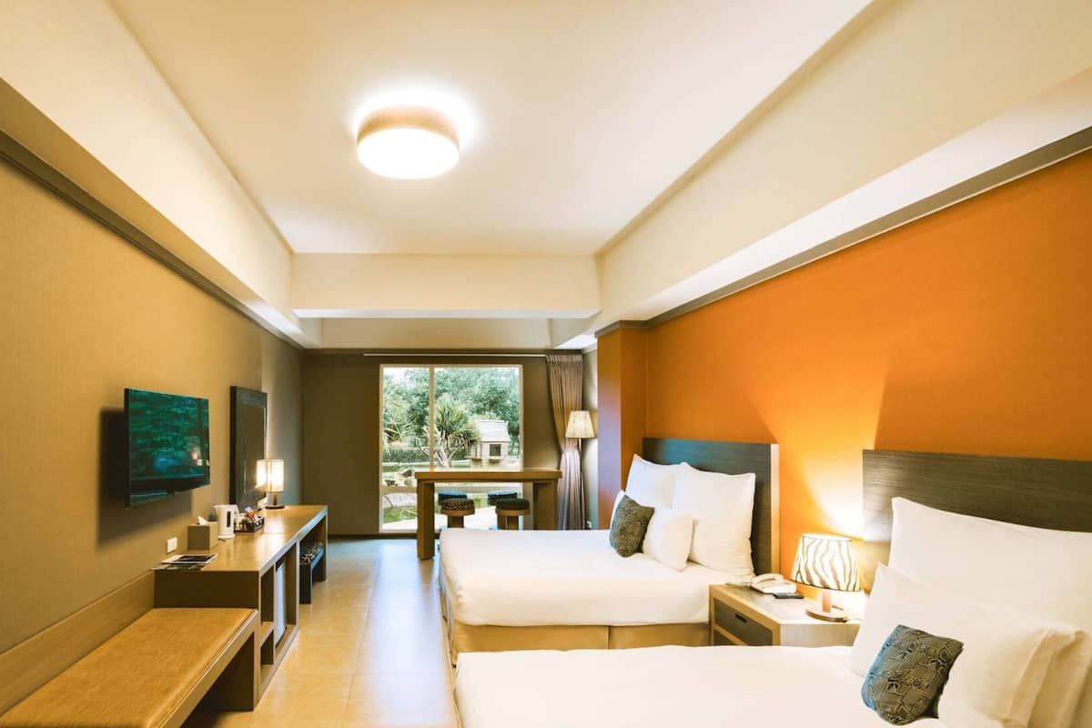 1 bedroom, down comforters, desk, blackout drapes
