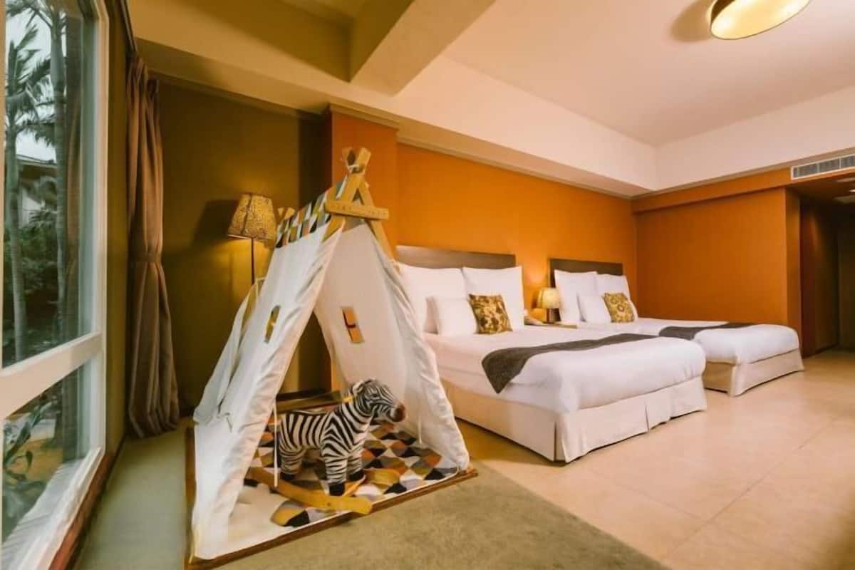 1 bedroom, down duvets, desk, blackout curtains