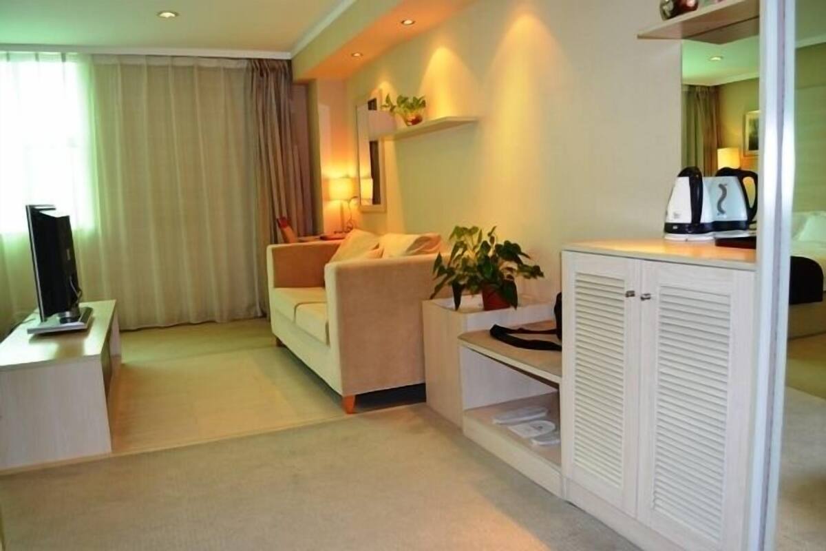 Executive Suite | Living room | TV