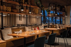 3 restaurantes, se sirve desayuno