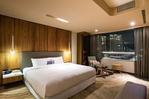 逸寬套房 | 高級寢具、羽絨被、迷你吧、客房內保險箱