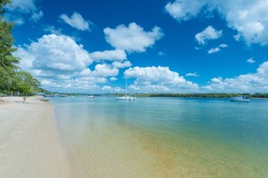 White sand - Noosa Outrigger Beach Resort (Noosaville)