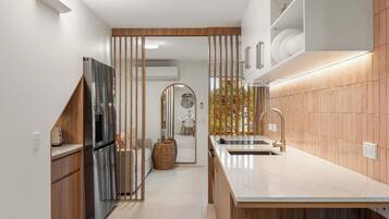 Premium Apartment | Private kitchen | Full-sized fridge, microwave, oven, stovetop