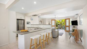 Full-sized fridge, microwave, oven, stovetop