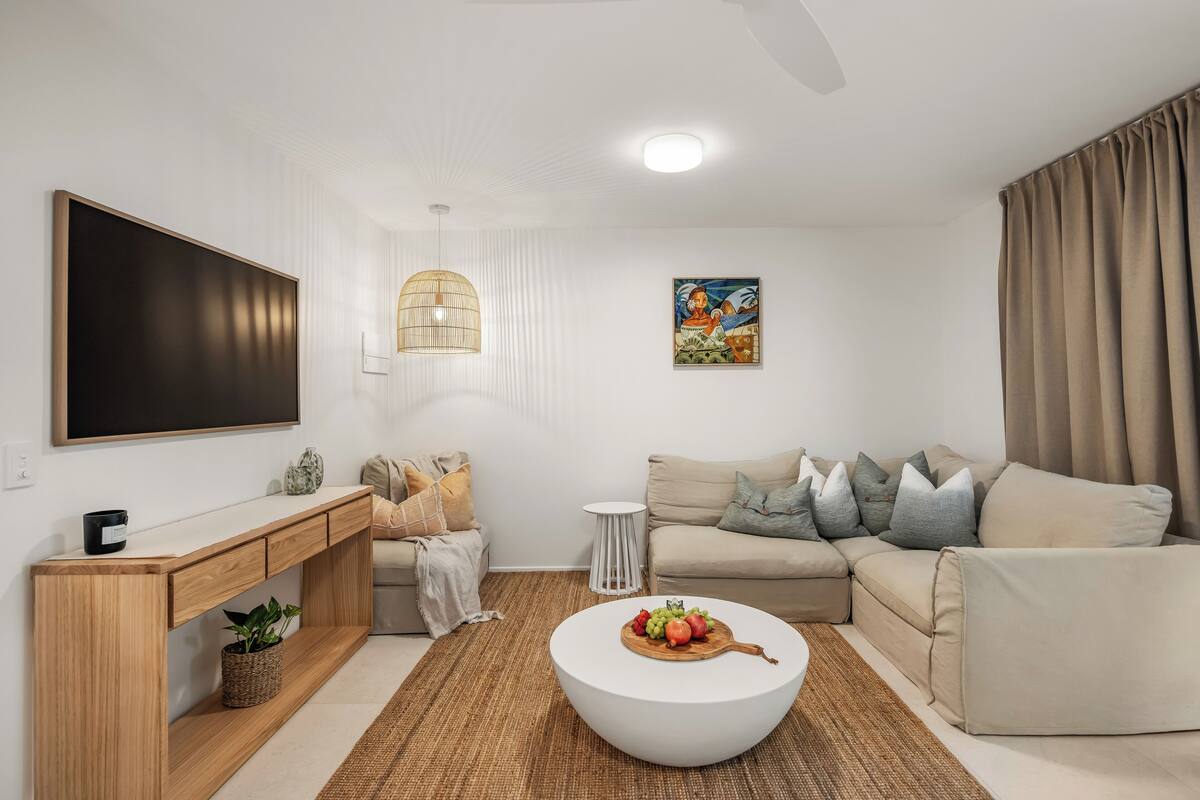 Appartement Premium | Coin séjour | TV connectée de 50 pouces avec chaînes numériques