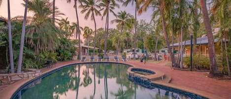 Una piscina al aire libre