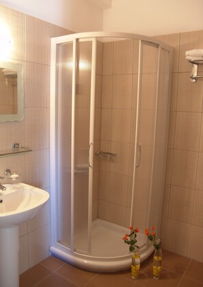 Shower, hair dryer, slippers, towels - Hotel Merope (Samos)