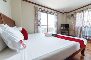 1 bedroom, desk, rollaway beds, bed sheets - MC Mountain Home Apartelle (Alfonso)