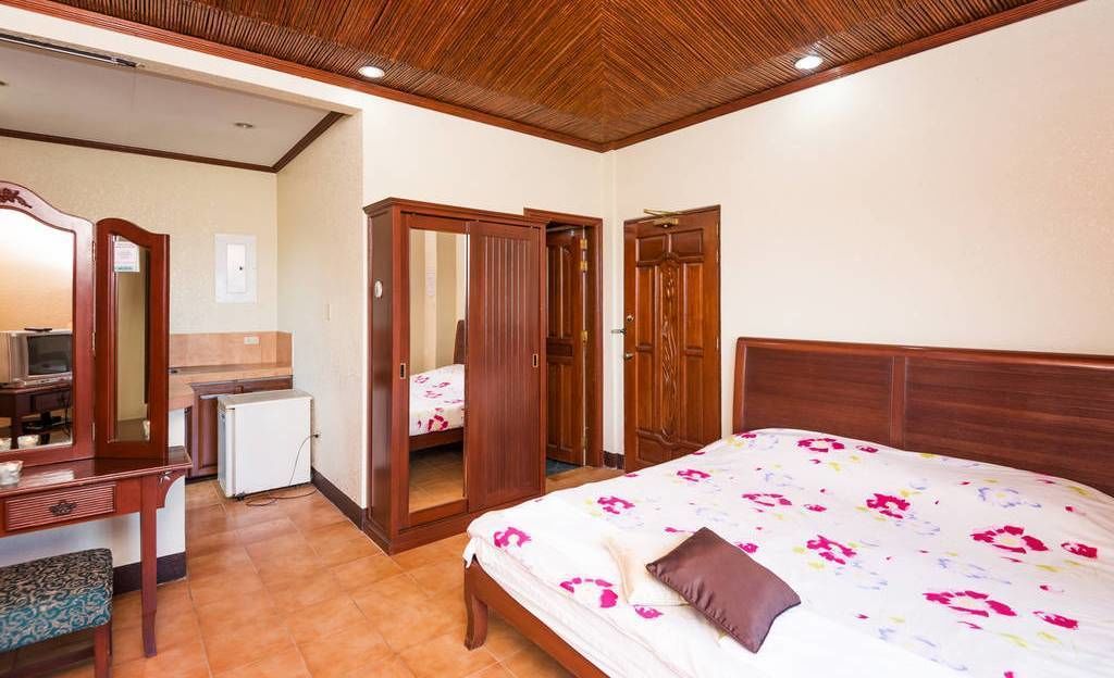 Deluxe Room, 1 King Bed (Bigger Area)