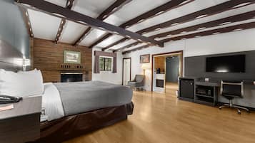 Cortinas blackout, tabla de planchar con plancha y ropa de cama