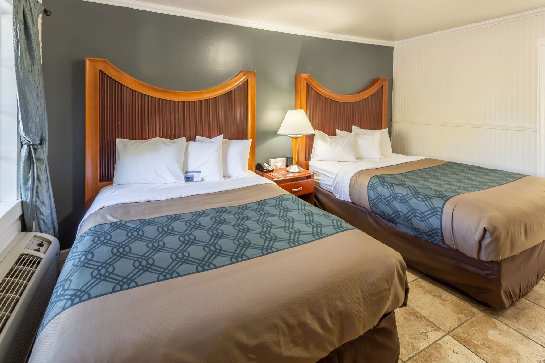 Cortinas blackout, tabla de planchar con plancha y ropa de cama 