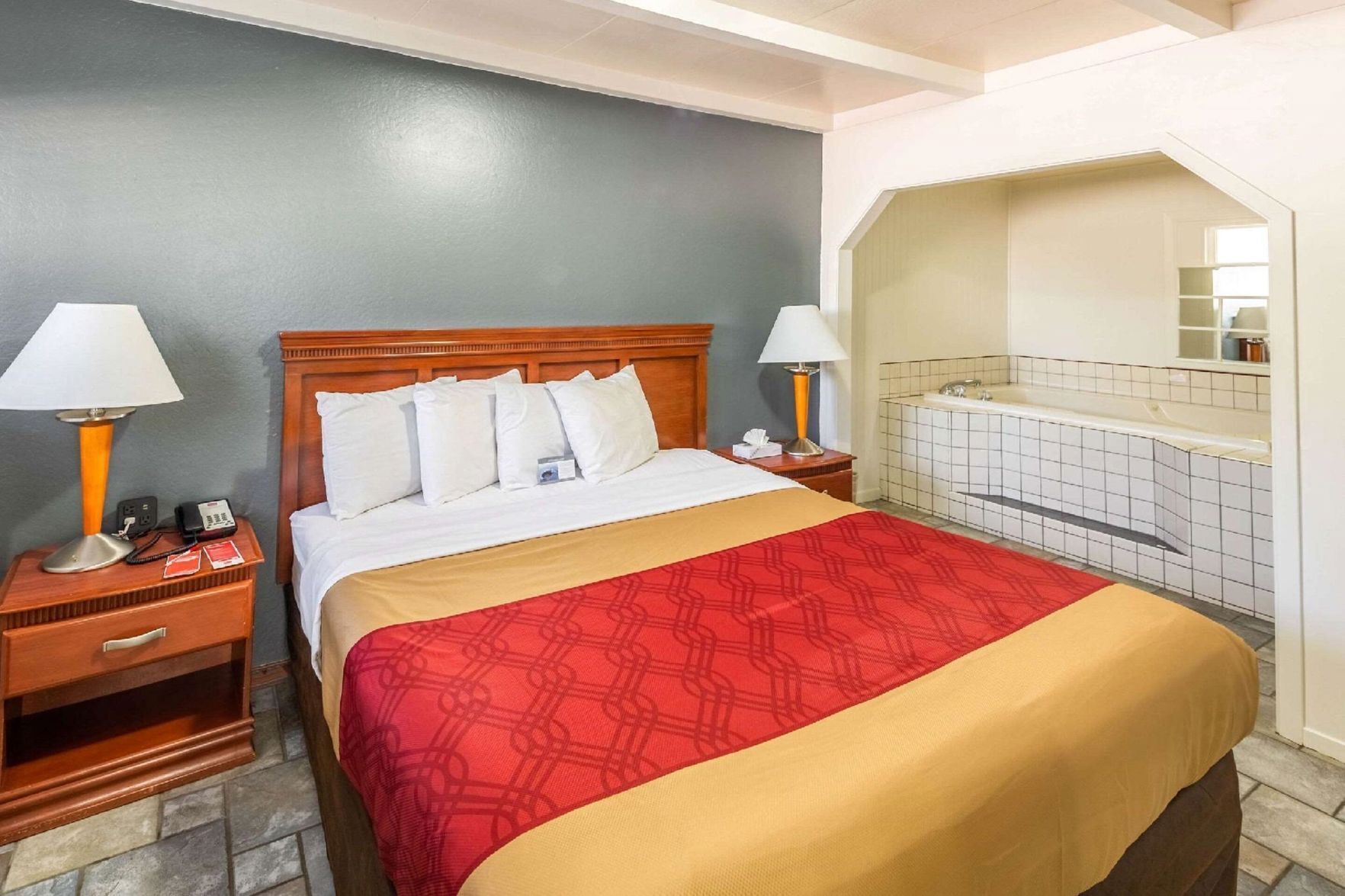 Cortinas blackout, tabla de planchar con plancha y ropa de cama 