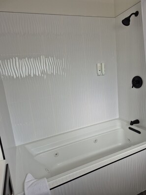 Efficiency, Suite, 1 kingsize bed, niet-roken | Badkamer | Een douche, gratis toiletartikelen, een haardroger, handdoeken