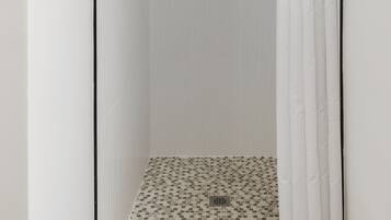 Habitación, 1 cama King size, para no fumadores | Baño | Regadera, amenidades de baño gratuitas, secadora de cabello, toallas