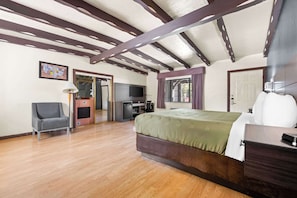 Efficiency, Suite, 1 King Bed, Non Smoking | Blackout drapes, iron/ironing board, bed sheets
