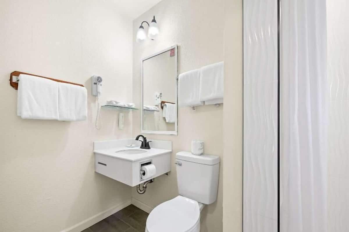 Bathroom | Shower, free toiletries, hair dryer (on request), towels