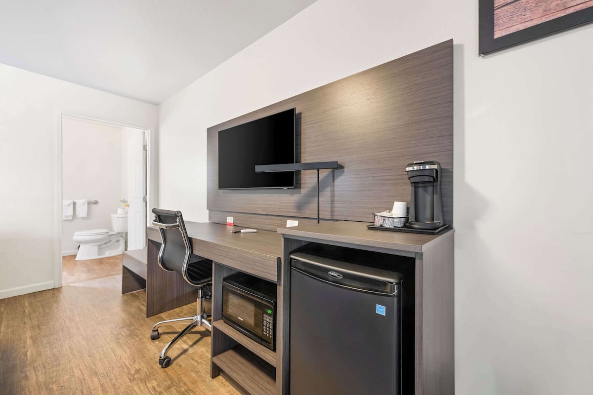 Langsir/tirai gelap terus, seterika/papan seterika, cadar katil