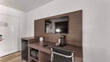 Cortinas blackout, tabla de planchar con plancha y ropa de cama
