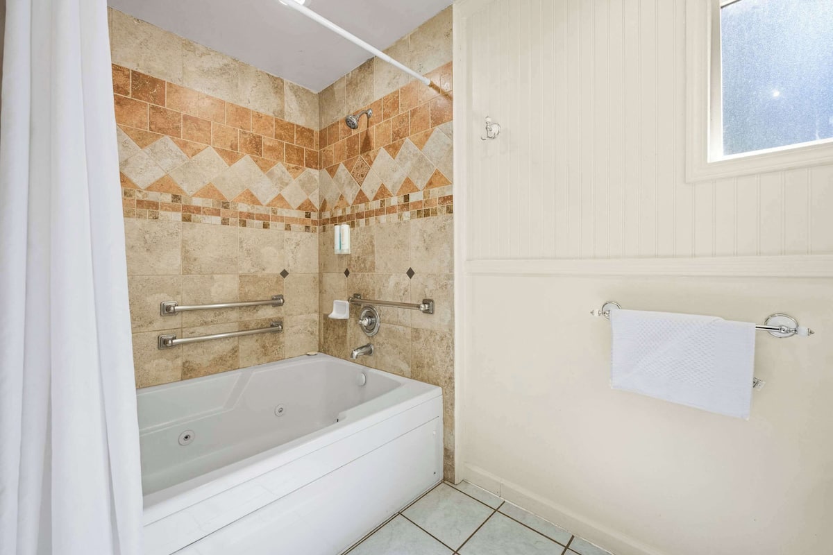 Suite, 1 trĂšs grand lit, non-fumeur | Rideaux dâobscurcissement, fer et planche Ă repasser, literie fournie