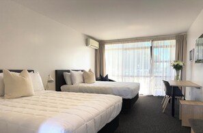 高級寝具、ノートパソコン用作業スペース、アイロン / アイロン台、ベビーベッド