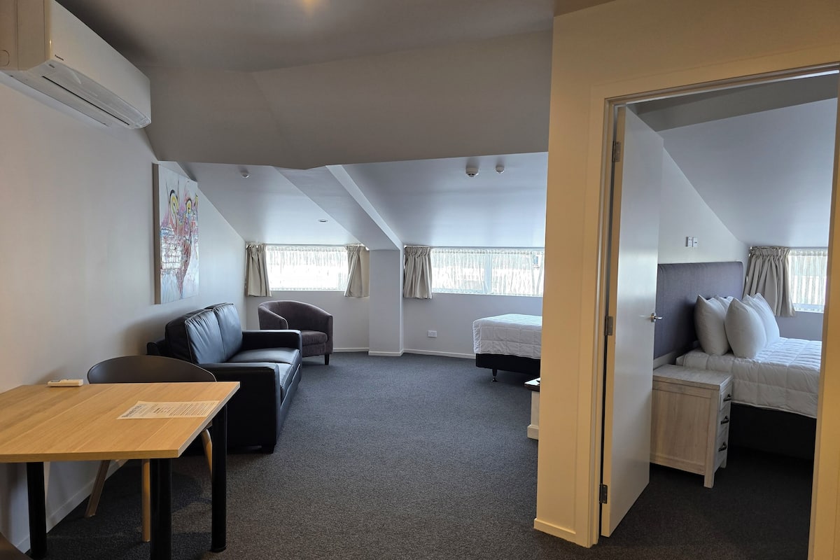 Apartment- Stair access only (Round House) | 1 sovrum, sÀngtillbehör av högsta kvalitet och arbetsyta för laptop